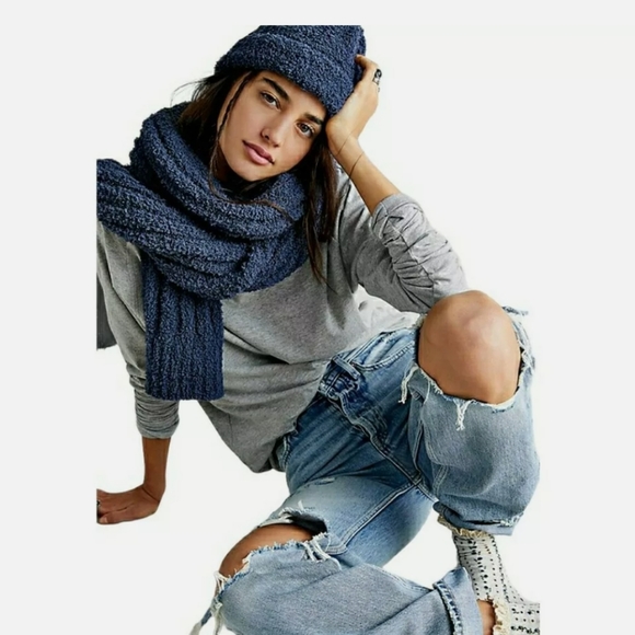 FREE PEOPLE Cloud Rib ribbed fuzzy knit cuffed beanie hat in navy blue OS